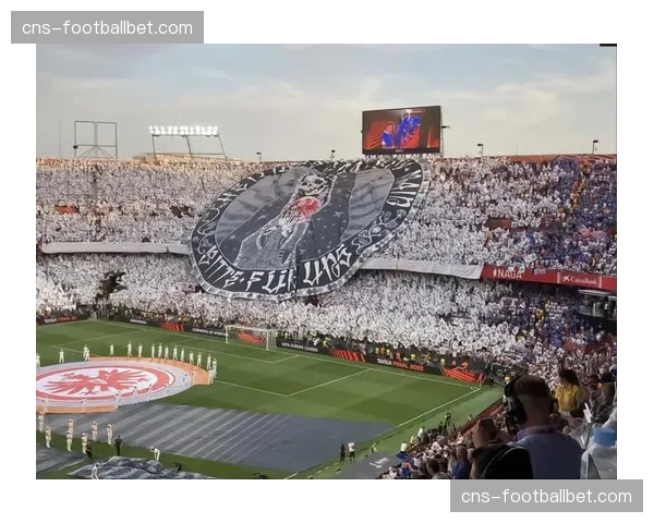 法兰克福球迷在客场打出巨型TIFO，致敬已故俱乐部传奇