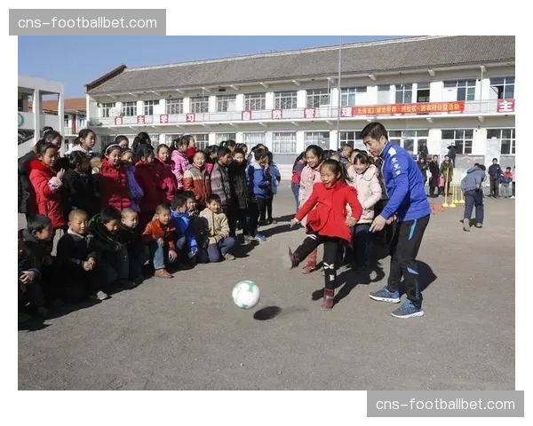 “足球进社区”活动在里尔启动，百名青少年参与训练课