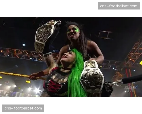 WWE女子世界冠军头衔赛：丽芙·摩根与斯蒂芬妮·瓦奎尔肢体冲突炒热对决